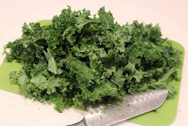 Chou kale émincé pour le cuisiner en salade