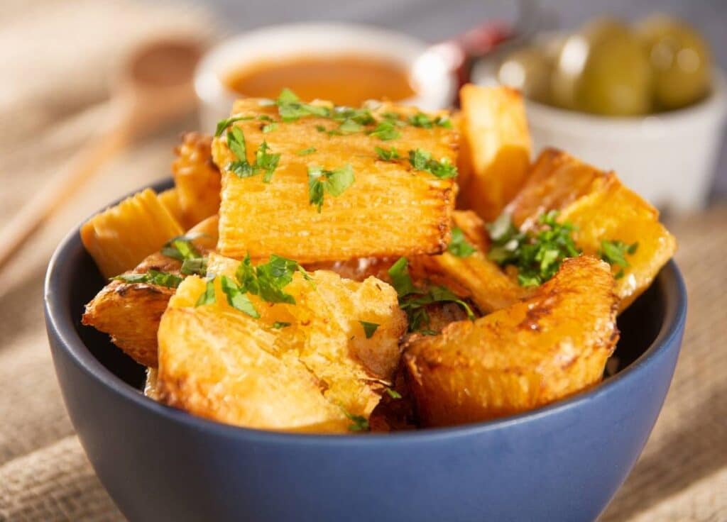 La cuisson du manioc rôti